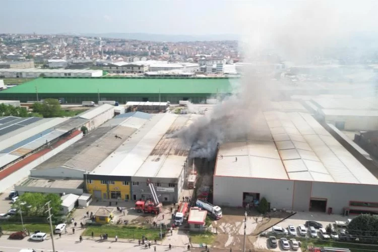 Bursa'da sandalye fabrikasında çıkan yangın söndürüldü