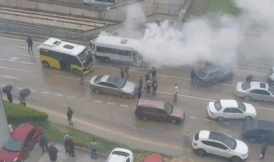 Bursa'da servis minibüsü alev alev yandı 