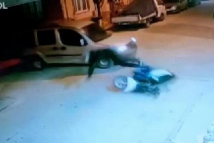 Bursa'da sürücünün çarptığı bisikletliyi bırakıp kaçtığı anlar kamerada