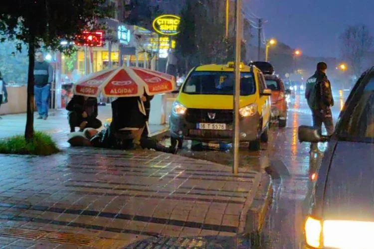 Bursa'da yaralıyı yağmurdan böyle korudular
