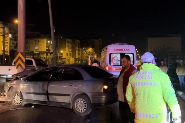 Bursa'da yol ayrımındaki direğe çarptı: 3 yaralı