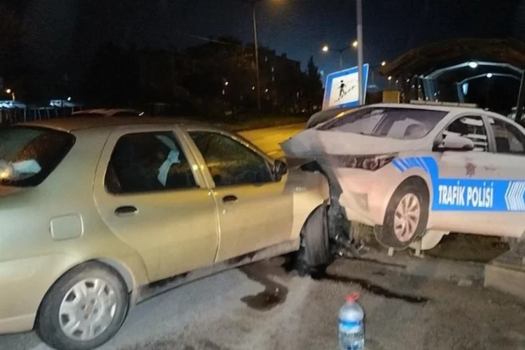 Bursa'da yol kenarındaki polis oto maketine çarptı: 2 yaralı
