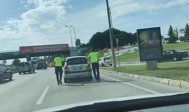 Bursa'da yolda kalan otomobilin yardımına polisler yetişti