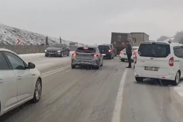 Bursa'da yollar buz tutunca araçlar yolda kaldı