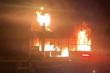 Bursa'daki mobilya imalathanesinde korkunç yangın