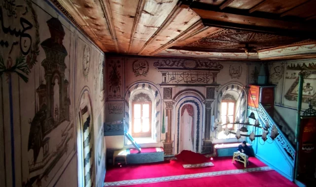 Bursa'daki tarihi camiye ziyaretçi akını