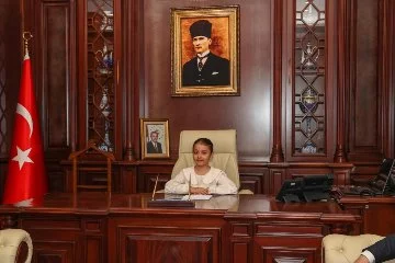 Bursa'nın çocuk valisi makamına oturdu