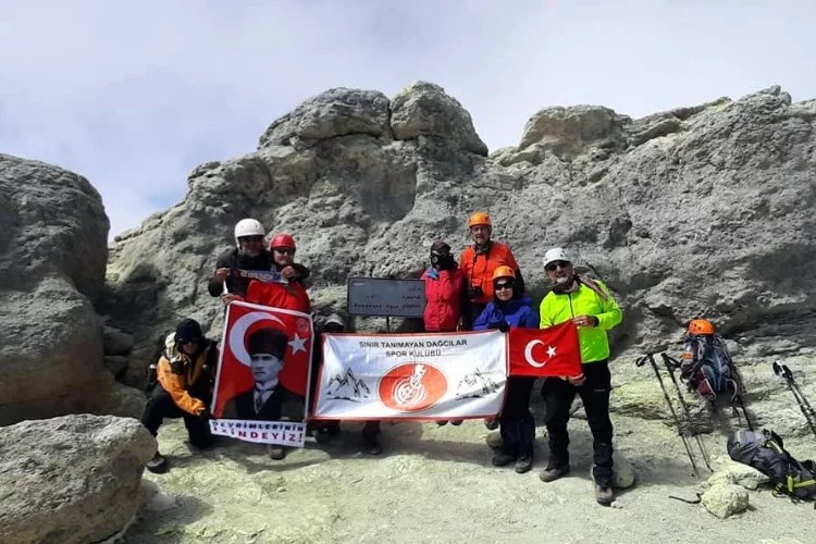 Bursalı dağcılar İran’da Türk Bayrağı dalgalandırdı