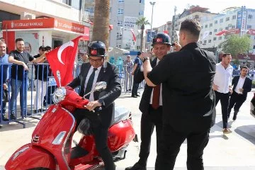 CHP Lideri Özel, belediyeye kırmızı motosikletle gitti