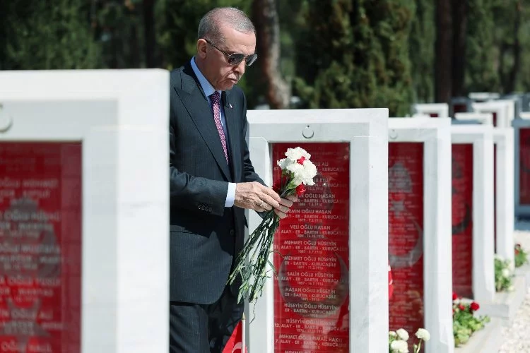 Cumhurbaşkanı Erdoğan, şehitliğe karanfil bıraktı