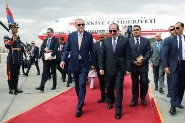 Cumhurbaşkanı Erdoğan, Mısır'da resmi törenle karşılandı