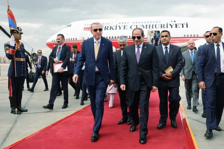 Cumhurbaşkanı Erdoğan, Mısır'da resmi törenle karşılandı