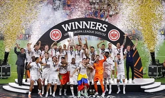 Eintracht Frankfurt kupayı müzesine götürdü