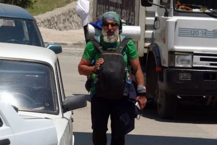 Emekli olup Türkiye'yi yürüyerek gezmeye başladı