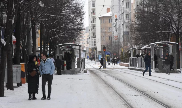 Eskişehir'de kar durdu, soğuk hava etkili