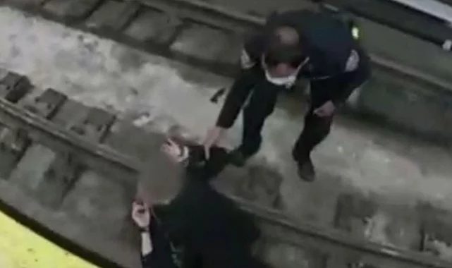 Fenalaşan genç kadın metro raylarına düştü