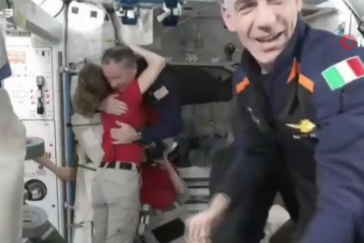 Gezeravcı ve 3 astronot ISS’te sevinçle karşılandı