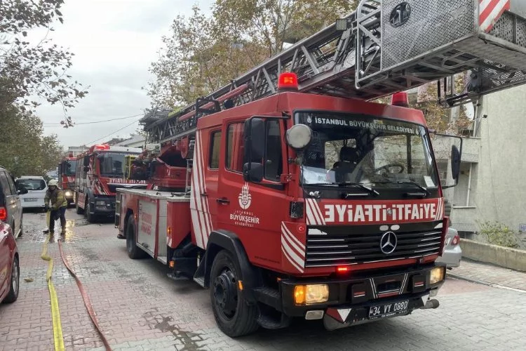 İstanbul'da yangın paniği: 3 kişi mahsur kaldı