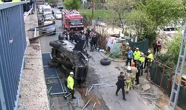 İstanbul'da zırhlı polis aracı kaza yaptı! Yaralılar var