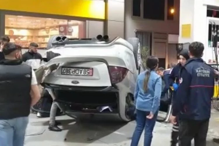 Kaza yapan otomobil pompa önünde takla attı!