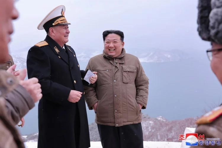 Kim Jong-Un, test atışını denetledi