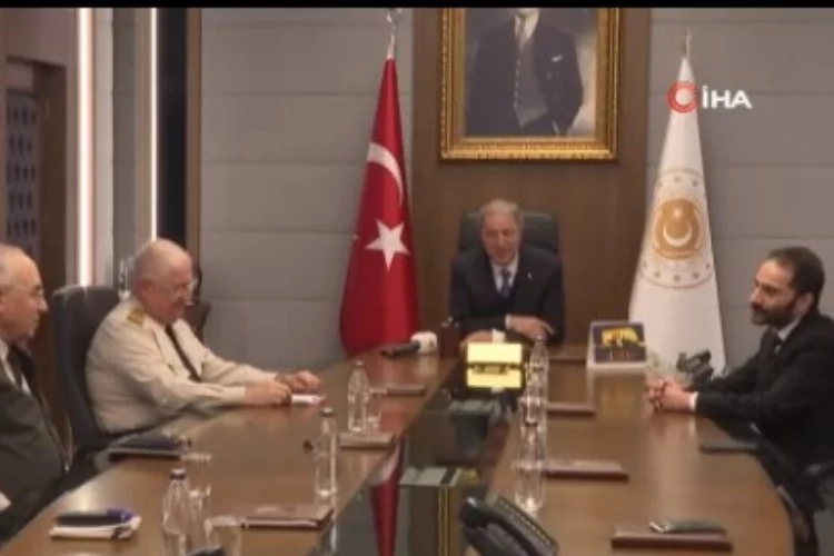 Milli Savunma Bakanı Akar, oyuncu Haktanır ile görüştü