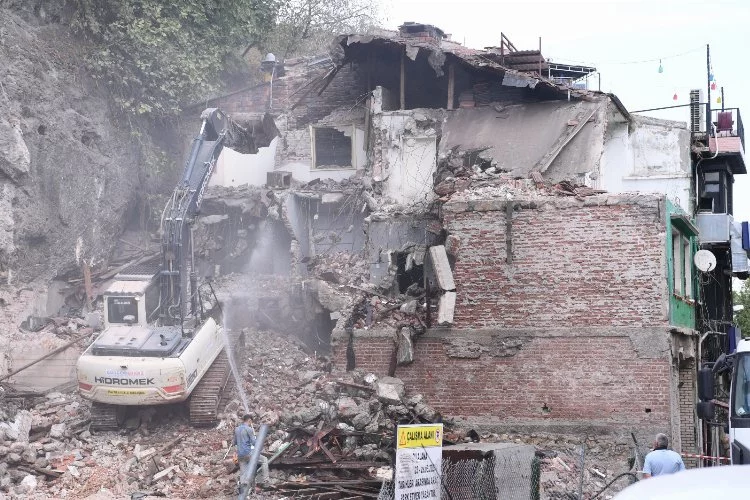 Osmangazi'de tarihi bölgedeki riskli binalar yıkılıyor