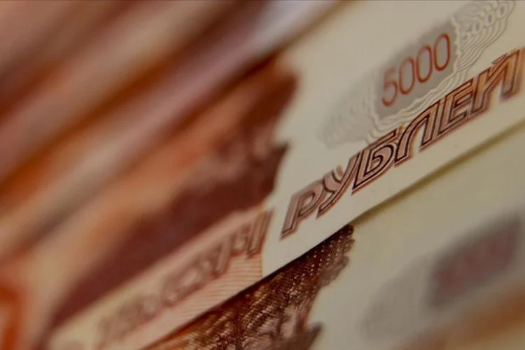 Dolar/ruble paritesi ilk defa 102 seviyesini aştı