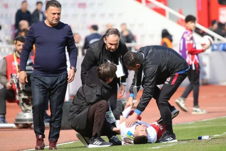 Sivasspor’da Bartuğ Elmaz şoku! Hastaneye kaldırıldı