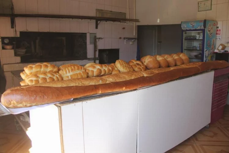 Sosyal medya yorumlarına, 4 metrelik ekmekle cevap verdi