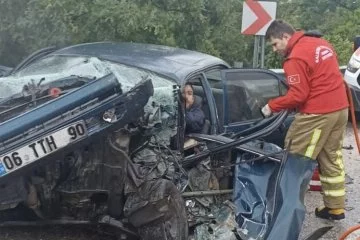 Trafik kazası: TIR'ın dorsesi otomobili biçti
