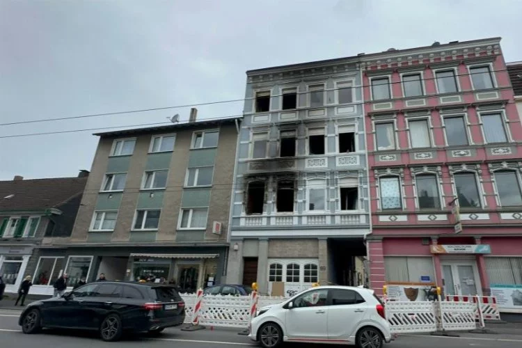 Türklerin yaşadığı bina kundaklandı: 2’si çocuk 4 ölü, 9 yaralı