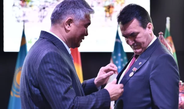 TÜRKSOY'dan Dündar'a Onur Madalyası