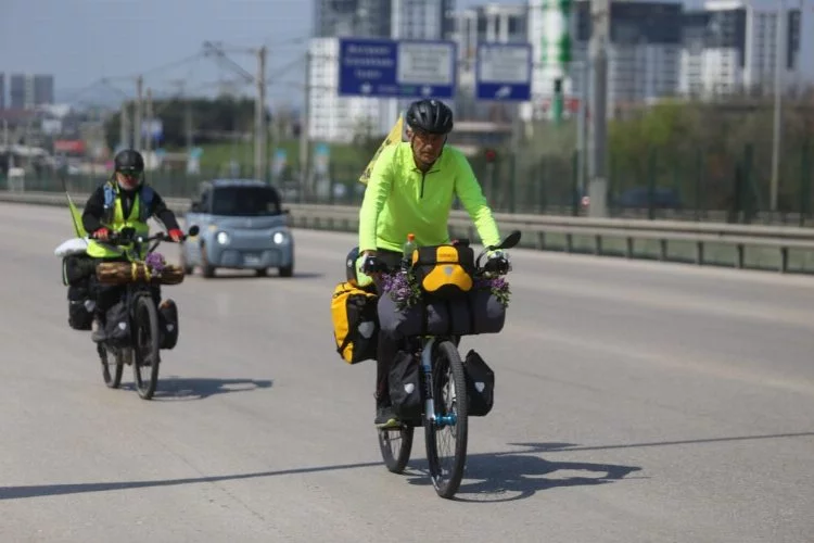 Üsküp'ten Mekke'ye pedal çeviren ikili, Bursa'da mola verdi
