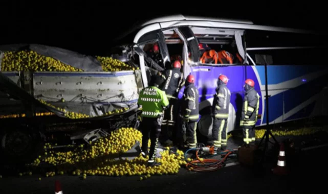 Yolcu otobüsü TIR'a çarptı: 1 ölü, 21 yaralı 