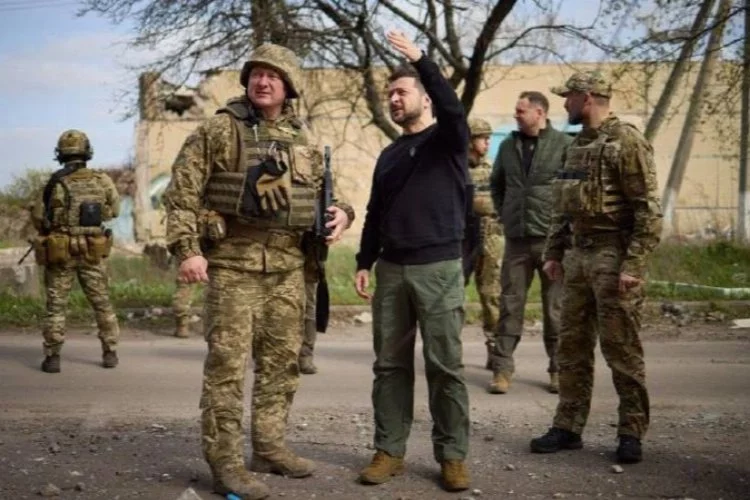 Zelenskiy, cephe hattındaki askerleri ziyaret etti