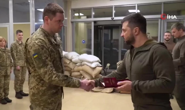 Zelenskiy'den Ukraynalı askerlere madalya 